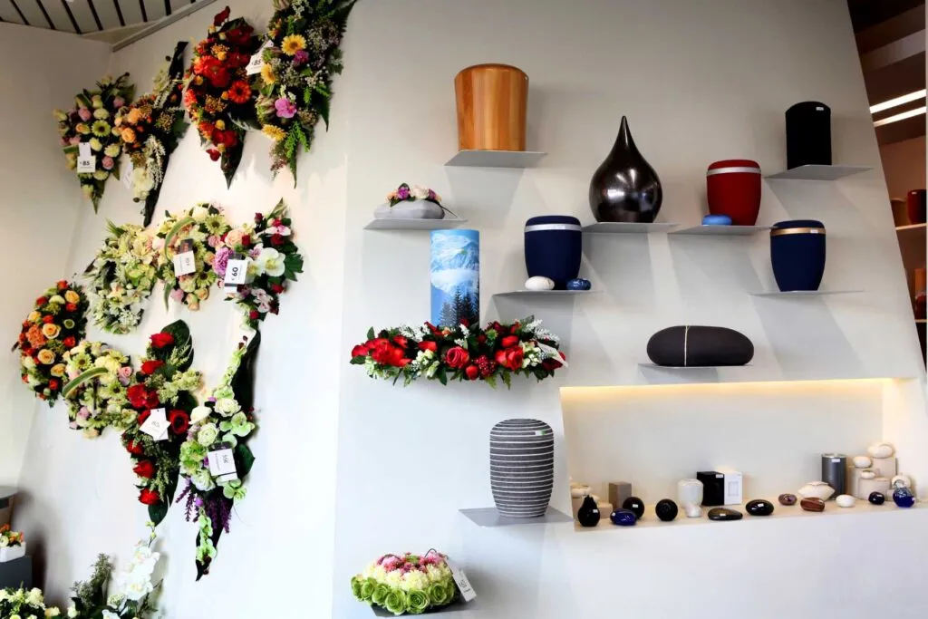 Van Kuyk Uitvaartcentrum Merksem — uitstalling van urnen en rouwbloemen