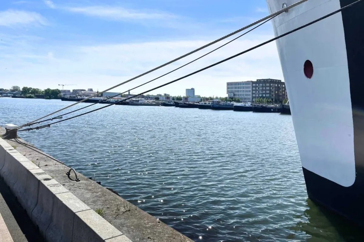 Van Kuyk Uitvaartcentrum Merksem — sfeerbeeld met water en een aanmerende boot